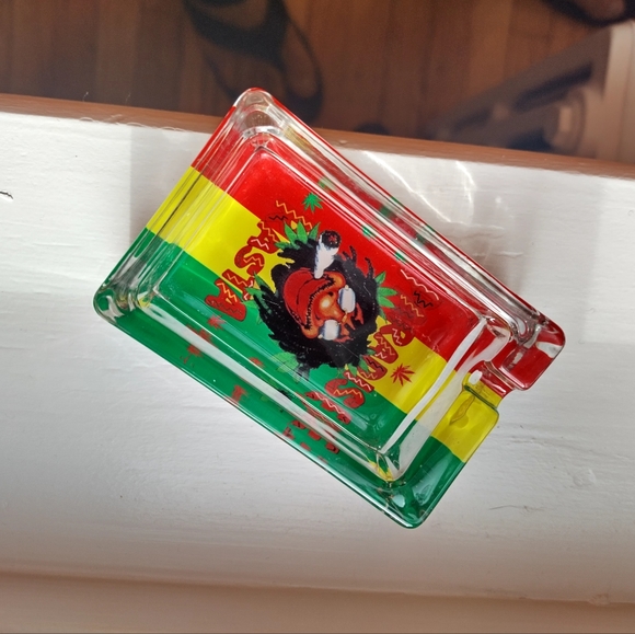 Paradise Rasta Ashtray - Picture 2 of 6